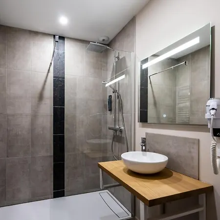 Le Geneve Отель Ла-Бурбуль