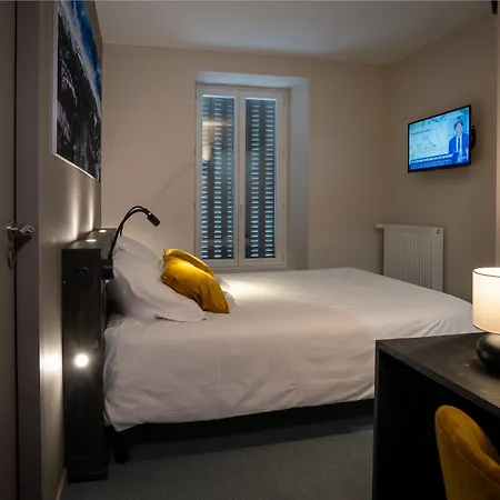 Отель Le Geneve Ла-Бурбуль