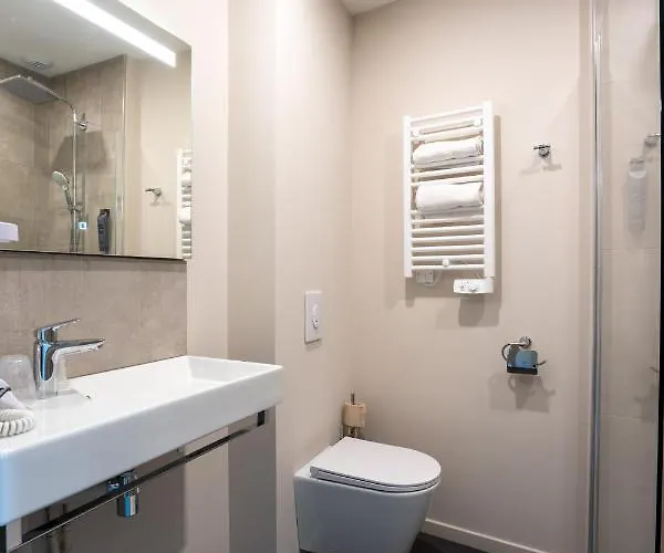 Le Geneve Отель Ла-Бурбуль