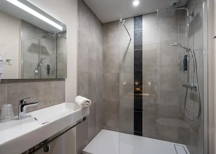 Le Geneve Отель Ла-Бурбуль