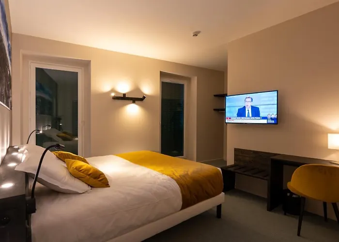 Отель Le Geneve Ла-Бурбуль