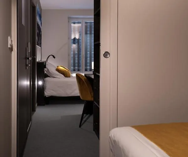 Отель Le Geneve Ла-Бурбуль