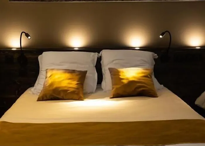 Отель Le Geneve Ла-Бурбуль