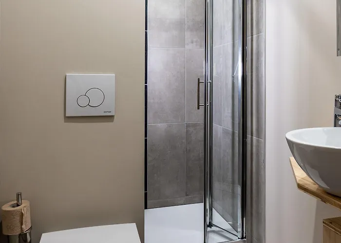 Le Geneve Отель Ла-Бурбуль