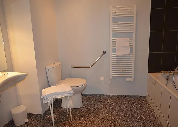 Le Geneve Отель Ла-Бурбуль